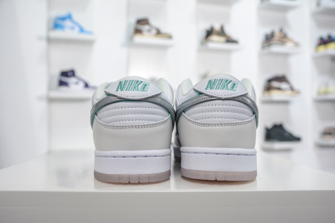 380  Diamond Supply Co x Nike SB Dunk Low 联名款BV1310-100