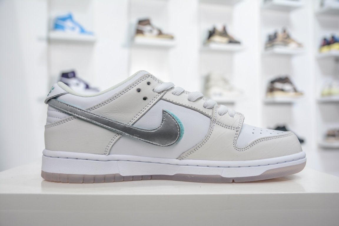 380  Diamond Supply Co x Nike SB Dunk Low 联名款BV1310-100