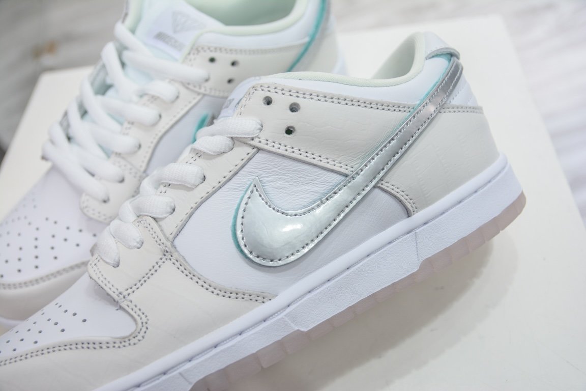 380  Diamond Supply Co x Nike SB Dunk Low 联名款BV1310-100