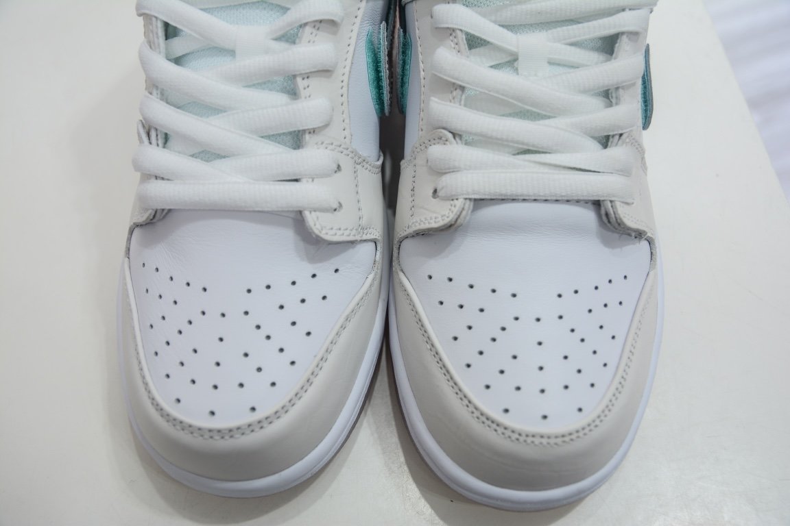 380  Diamond Supply Co x Nike SB Dunk Low 联名款BV1310-100