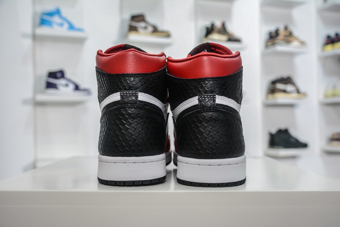 260 Air Jordan 1 og "Satin Red" 黑红蛇纹 CD0461-601