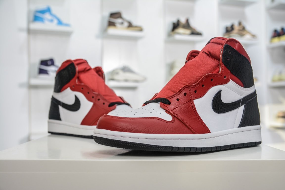 260 Air Jordan 1 og "Satin Red" 黑红蛇纹 CD0461-601