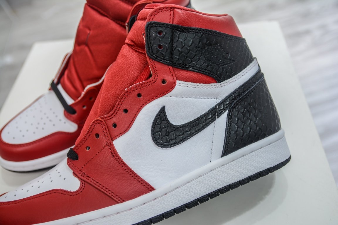 260 Air Jordan 1 og "Satin Red" 黑红蛇纹 CD0461-601