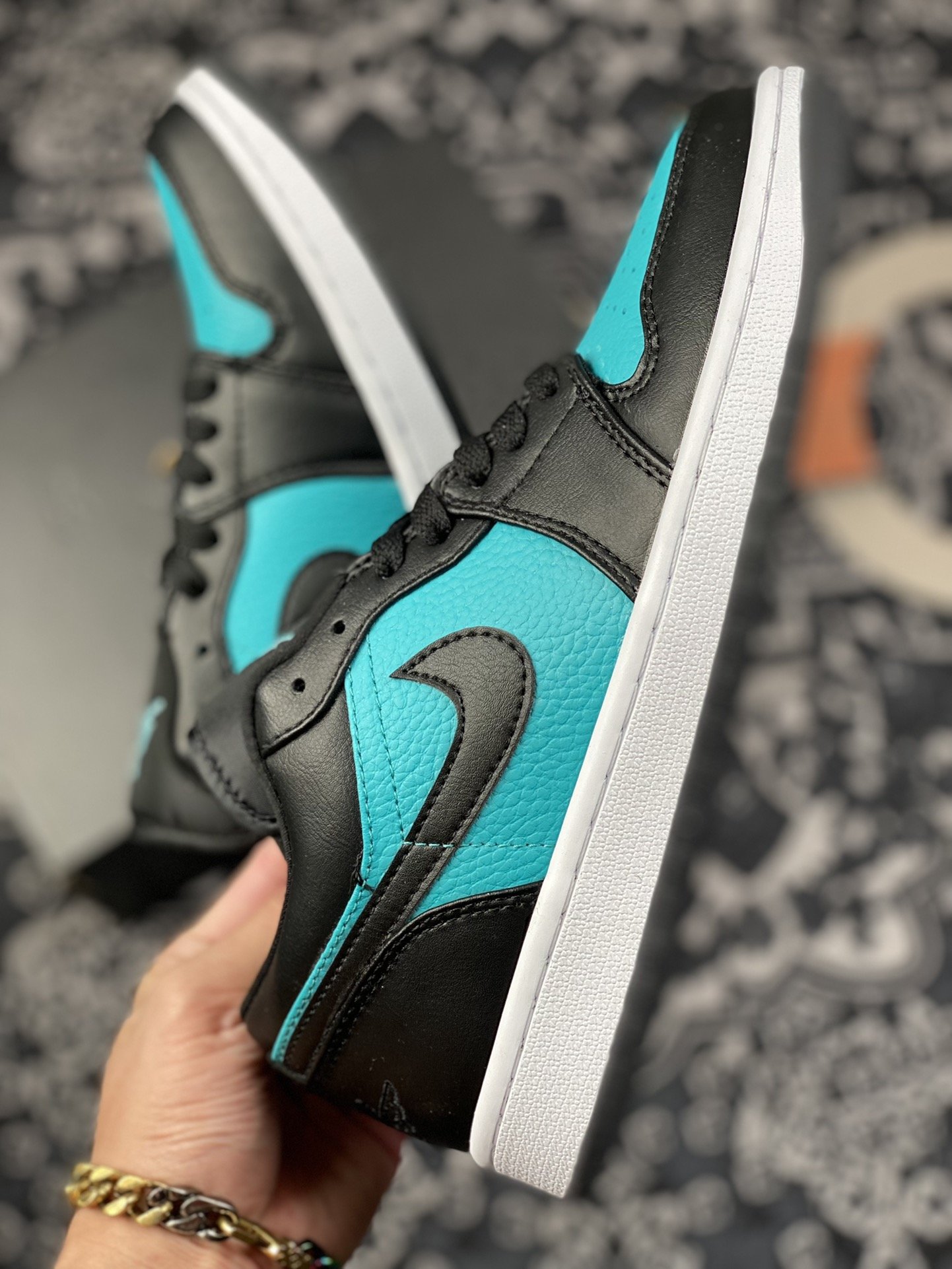 240 Air Jordan 1 Low “Blue Black” 蒂芙尼 553558-026