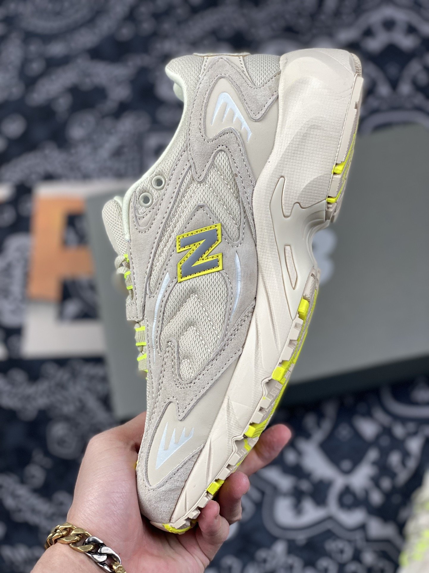 200 NEW BALANCE 725 以经典 2000’s 跑鞋为设计蓝本