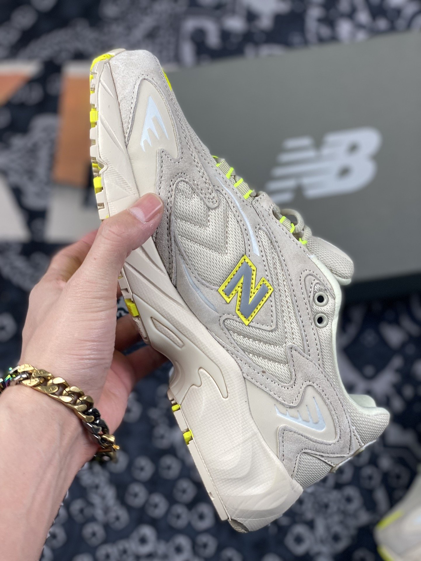 200 NEW BALANCE 725 以经典 2000’s 跑鞋为设计蓝本