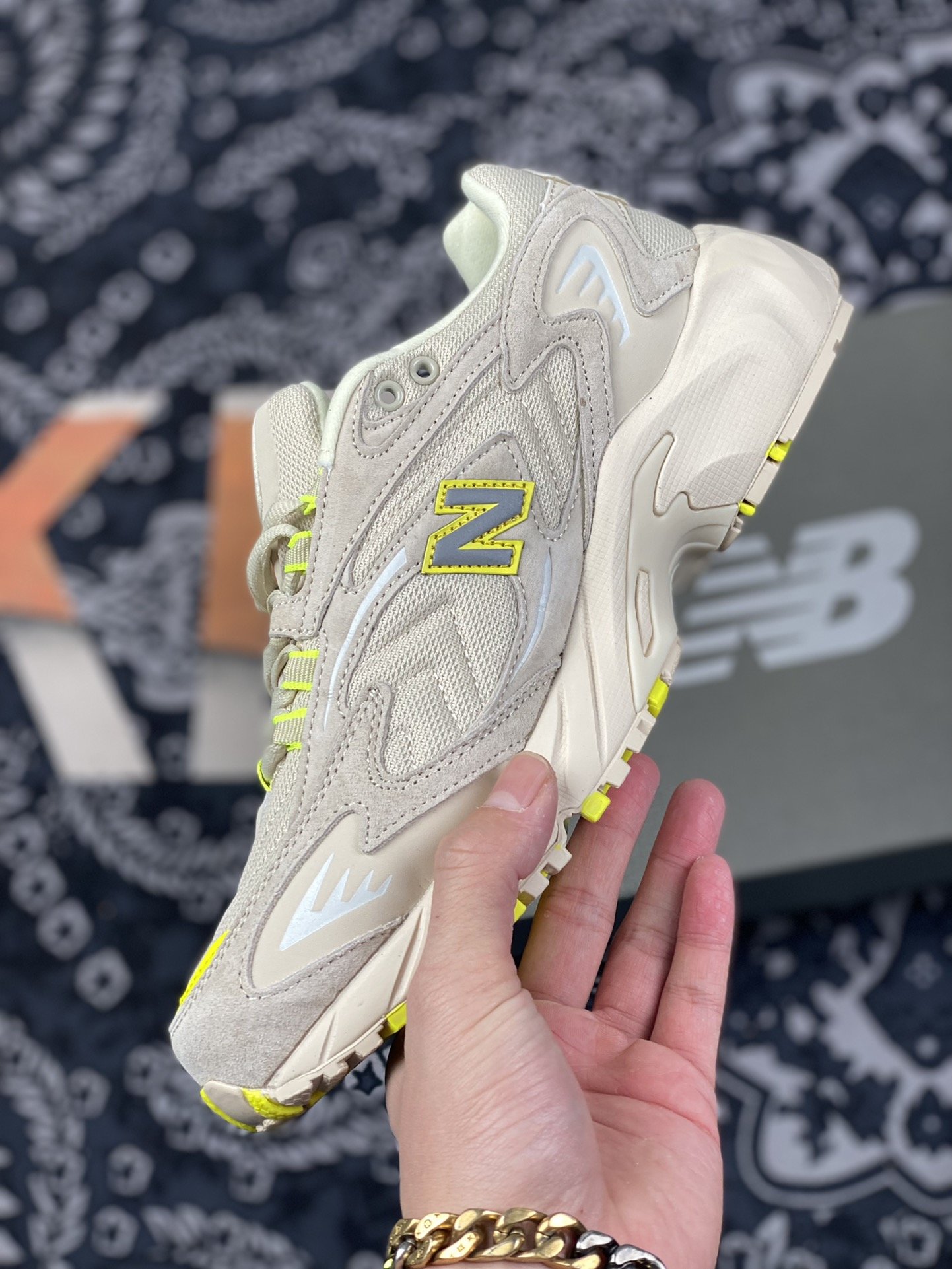 200 NEW BALANCE 725 以经典 2000’s 跑鞋为设计蓝本