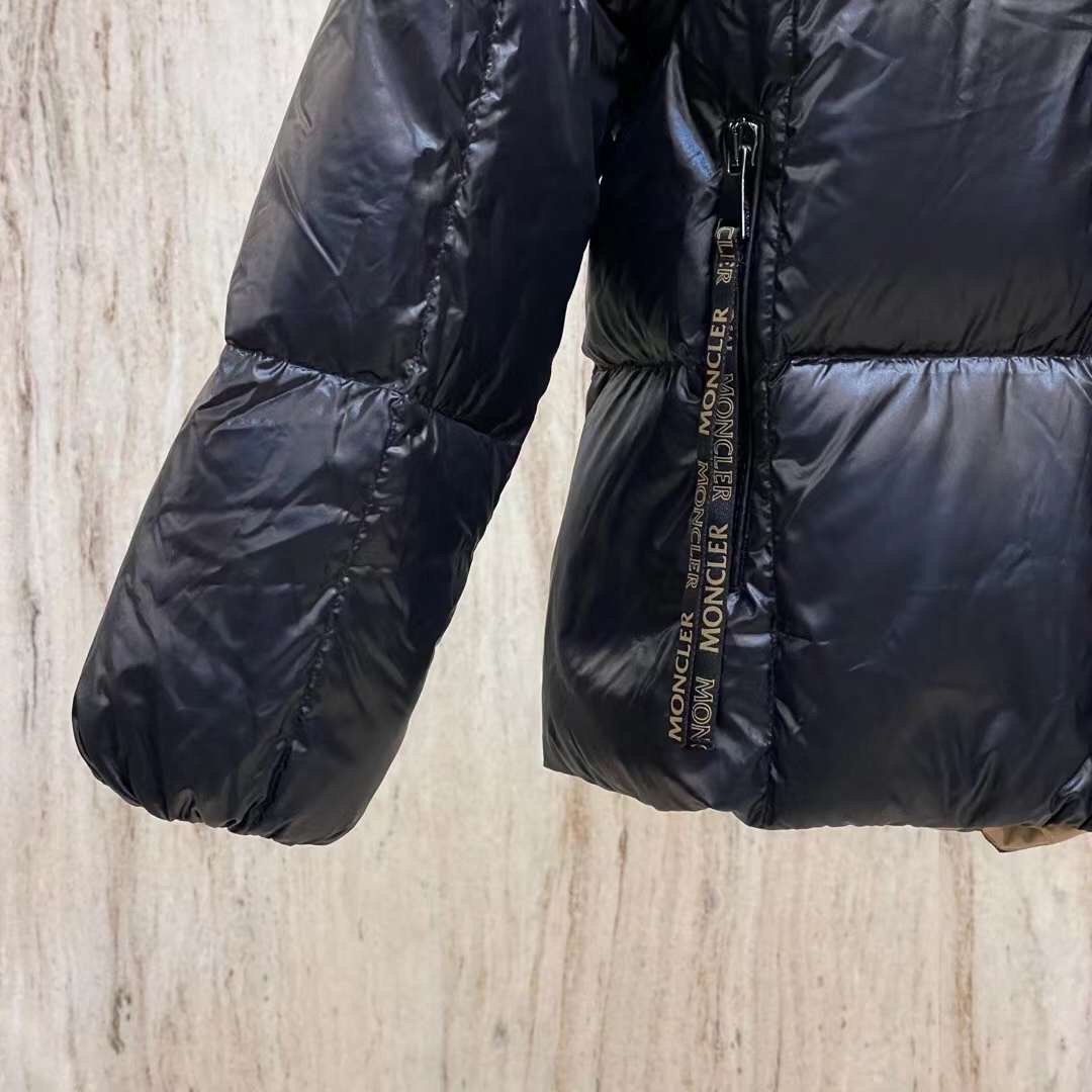 黑色 Moncler 纯色宽松绗缝连帽羽绒服女款