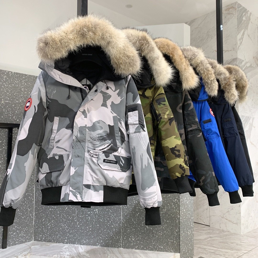 ，  Canada Goose 加拿大鹅 01男女情侣款，Size：XS/S/M/L/XL/XXL 专柜包装（65），(含Z柜最新盒子，快递盒，加厚防尘袋，纸卡，塑封袋，衣架等全套) 01款男女情侣款 短款夹克羽绒服 这款相对偏小修身，男生女生都可以穿，收腰收袖子，显瘦显高，特别适合亚洲人！ 杜邦公司DWR技术顶级防风防水防污防静电面料，防风耐磨，有一定厚度！作为科学考察队的专用品牌，大鹅在户外的抗风寒能力不是一般的棉料可以达到的，这也奠定了大鹅顶级面料的厚重感，摸到就能感到安心。 填充：625蓬松度羽绒 90鸭绒，可以拿去检测，采用进口冲绒机，精确充绒！ 采用顶级天然北美郊狼毛领，那种细腻又坚挺的手感，是来自大自然风霜侵蚀才呈现出来的生命感！纯正狼毛领搭配卫衣短袖就可以，超强保暖！而且我们家的毛领是白狼，带一点灰白非常霸气！市面便宜货很多用的是貉子毛。 加拿大鹅御用YKK品牌！10号双面双向顺滑舒畅！为了防止冷风灌入，采用双重封禁设计，在传统的拉链门襟的前提上，更采用了按扣二次闭锁，带来更好的保暖的效果。经典的连帽设计！狼毛防风毛领可以拆卸！过冬一件大鹅就够了，风度温度都给你！ 注意这款跟其他系列相比相对偏小，想要宽松效果选择码数需比平常偏大一个码。 颜色：黑色/藏蓝色/天蓝色/灰迷彩/绿迷彩/黑标黑迷彩 尺码：XS/S/M/L/XL/XXL