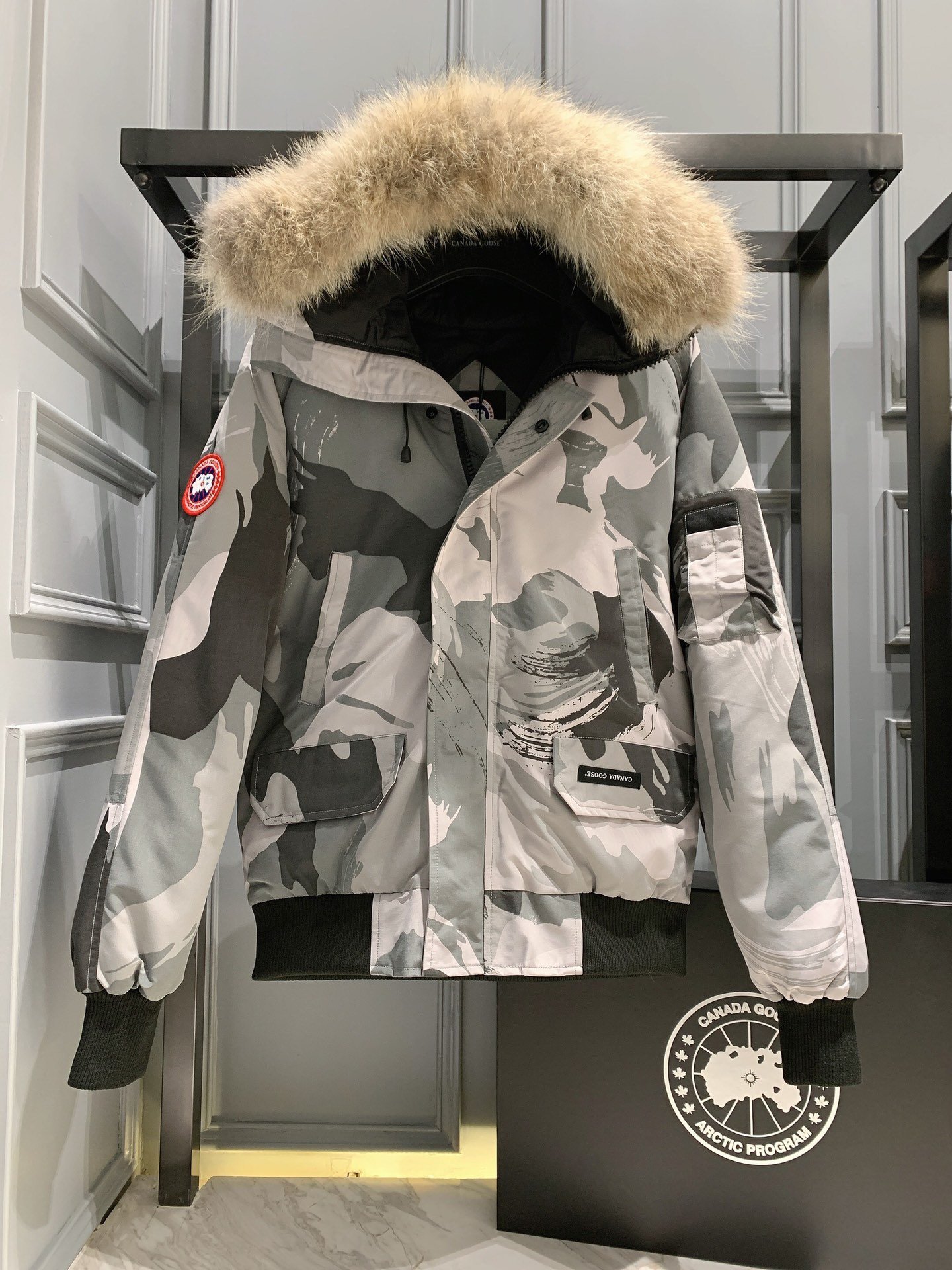 ，  Canada Goose 加拿大鹅 01男女情侣款，Size：XS/S/M/L/XL/XXL 专柜包装（65），(含Z柜最新盒子，快递盒，加厚防尘袋，纸卡，塑封袋，衣架等全套) 01款男女情侣款 短款夹克羽绒服 这款相对偏小修身，男生女生都可以穿，收腰收袖子，显瘦显高，特别适合亚洲人！ 杜邦公司DWR技术顶级防风防水防污防静电面料，防风耐磨，有一定厚度！作为科学考察队的专用品牌，大鹅在户外的抗风寒能力不是一般的棉料可以达到的，这也奠定了大鹅顶级面料的厚重感，摸到就能感到安心。 填充：625蓬松度羽绒 90鸭绒，可以拿去检测，采用进口冲绒机，精确充绒！ 采用顶级天然北美郊狼毛领，那种细腻又坚挺的手感，是来自大自然风霜侵蚀才呈现出来的生命感！纯正狼毛领搭配卫衣短袖就可以，超强保暖！而且我们家的毛领是白狼，带一点灰白非常霸气！市面便宜货很多用的是貉子毛。 加拿大鹅御用YKK品牌！10号双面双向顺滑舒畅！为了防止冷风灌入，采用双重封禁设计，在传统的拉链门襟的前提上，更采用了按扣二次闭锁，带来更好的保暖的效果。经典的连帽设计！狼毛防风毛领可以拆卸！过冬一件大鹅就够了，风度温度都给你！ 注意这款跟其他系列相比相对偏小，想要宽松效果选择码数需比平常偏大一个码。 颜色：黑色/藏蓝色/天蓝色/灰迷彩/绿迷彩/黑标黑迷彩 尺码：XS/S/M/L/XL/XXL