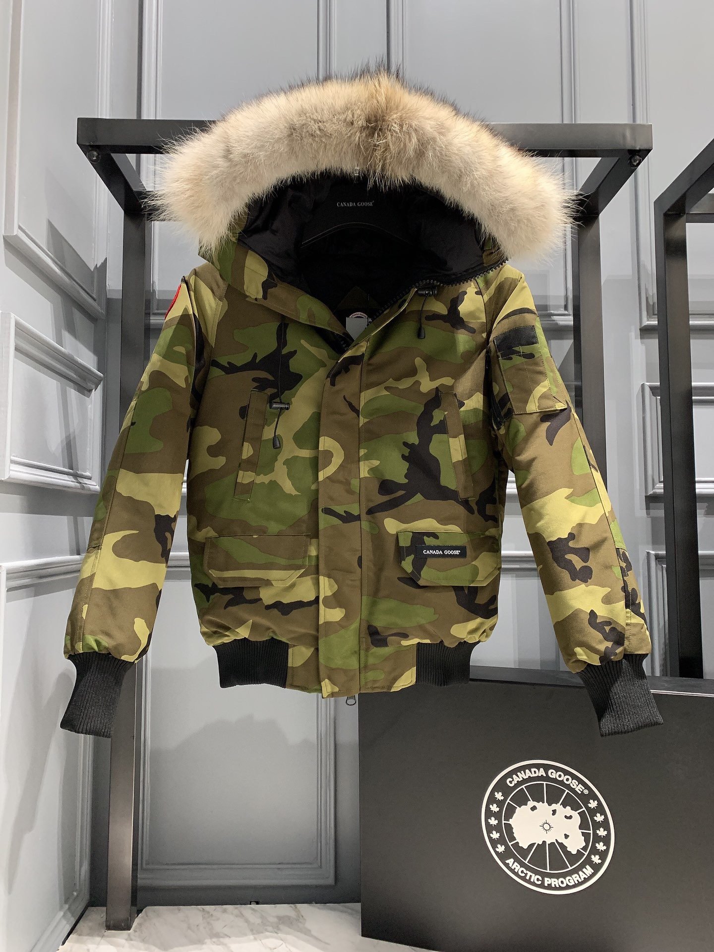 ，  Canada Goose 加拿大鹅 01男女情侣款，Size：XS/S/M/L/XL/XXL 专柜包装（65），(含Z柜最新盒子，快递盒，加厚防尘袋，纸卡，塑封袋，衣架等全套) 01款男女情侣款 短款夹克羽绒服 这款相对偏小修身，男生女生都可以穿，收腰收袖子，显瘦显高，特别适合亚洲人！ 杜邦公司DWR技术顶级防风防水防污防静电面料，防风耐磨，有一定厚度！作为科学考察队的专用品牌，大鹅在户外的抗风寒能力不是一般的棉料可以达到的，这也奠定了大鹅顶级面料的厚重感，摸到就能感到安心。 填充：625蓬松度羽绒 90鸭绒，可以拿去检测，采用进口冲绒机，精确充绒！ 采用顶级天然北美郊狼毛领，那种细腻又坚挺的手感，是来自大自然风霜侵蚀才呈现出来的生命感！纯正狼毛领搭配卫衣短袖就可以，超强保暖！而且我们家的毛领是白狼，带一点灰白非常霸气！市面便宜货很多用的是貉子毛。 加拿大鹅御用YKK品牌！10号双面双向顺滑舒畅！为了防止冷风灌入，采用双重封禁设计，在传统的拉链门襟的前提上，更采用了按扣二次闭锁，带来更好的保暖的效果。经典的连帽设计！狼毛防风毛领可以拆卸！过冬一件大鹅就够了，风度温度都给你！ 注意这款跟其他系列相比相对偏小，想要宽松效果选择码数需比平常偏大一个码。 颜色：黑色/藏蓝色/天蓝色/灰迷彩/绿迷彩/黑标黑迷彩 尺码：XS/S/M/L/XL/XXL