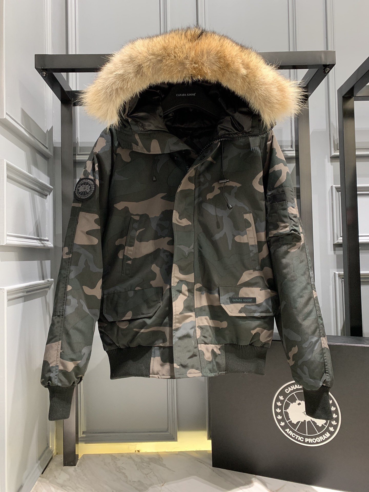 ，  Canada Goose 加拿大鹅 01男女情侣款，Size：XS/S/M/L/XL/XXL 专柜包装（65），(含Z柜最新盒子，快递盒，加厚防尘袋，纸卡，塑封袋，衣架等全套) 01款男女情侣款 短款夹克羽绒服 这款相对偏小修身，男生女生都可以穿，收腰收袖子，显瘦显高，特别适合亚洲人！ 杜邦公司DWR技术顶级防风防水防污防静电面料，防风耐磨，有一定厚度！作为科学考察队的专用品牌，大鹅在户外的抗风寒能力不是一般的棉料可以达到的，这也奠定了大鹅顶级面料的厚重感，摸到就能感到安心。 填充：625蓬松度羽绒 90鸭绒，可以拿去检测，采用进口冲绒机，精确充绒！ 采用顶级天然北美郊狼毛领，那种细腻又坚挺的手感，是来自大自然风霜侵蚀才呈现出来的生命感！纯正狼毛领搭配卫衣短袖就可以，超强保暖！而且我们家的毛领是白狼，带一点灰白非常霸气！市面便宜货很多用的是貉子毛。 加拿大鹅御用YKK品牌！10号双面双向顺滑舒畅！为了防止冷风灌入，采用双重封禁设计，在传统的拉链门襟的前提上，更采用了按扣二次闭锁，带来更好的保暖的效果。经典的连帽设计！狼毛防风毛领可以拆卸！过冬一件大鹅就够了，风度温度都给你！ 注意这款跟其他系列相比相对偏小，想要宽松效果选择码数需比平常偏大一个码。 颜色：黑色/藏蓝色/天蓝色/灰迷彩/绿迷彩/黑标黑迷彩 尺码：XS/S/M/L/XL/XXL