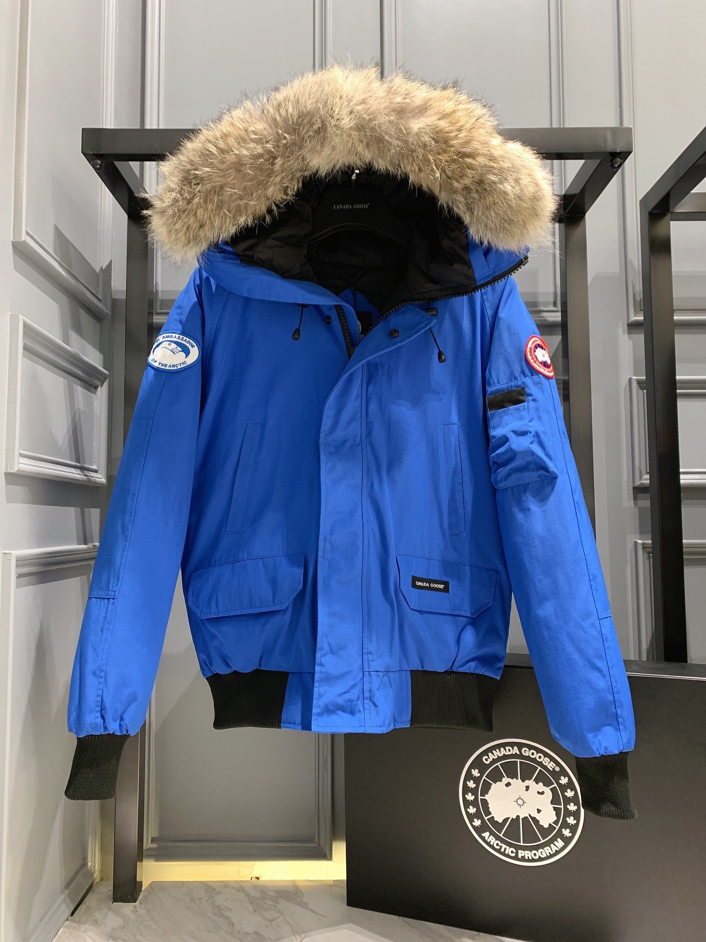 ，  Canada Goose 加拿大鹅 01男女情侣款，Size：XS/S/M/L/XL/XXL 专柜包装（65），(含Z柜最新盒子，快递盒，加厚防尘袋，纸卡，塑封袋，衣架等全套) 01款男女情侣款 短款夹克羽绒服 这款相对偏小修身，男生女生都可以穿，收腰收袖子，显瘦显高，特别适合亚洲人！ 杜邦公司DWR技术顶级防风防水防污防静电面料，防风耐磨，有一定厚度！作为科学考察队的专用品牌，大鹅在户外的抗风寒能力不是一般的棉料可以达到的，这也奠定了大鹅顶级面料的厚重感，摸到就能感到安心。 填充：625蓬松度羽绒 90鸭绒，可以拿去检测，采用进口冲绒机，精确充绒！ 采用顶级天然北美郊狼毛领，那种细腻又坚挺的手感，是来自大自然风霜侵蚀才呈现出来的生命感！纯正狼毛领搭配卫衣短袖就可以，超强保暖！而且我们家的毛领是白狼，带一点灰白非常霸气！市面便宜货很多用的是貉子毛。 加拿大鹅御用YKK品牌！10号双面双向顺滑舒畅！为了防止冷风灌入，采用双重封禁设计，在传统的拉链门襟的前提上，更采用了按扣二次闭锁，带来更好的保暖的效果。经典的连帽设计！狼毛防风毛领可以拆卸！过冬一件大鹅就够了，风度温度都给你！ 注意这款跟其他系列相比相对偏小，想要宽松效果选择码数需比平常偏大一个码。 颜色：黑色/藏蓝色/天蓝色/灰迷彩/绿迷彩/黑标黑迷彩 尺码：XS/S/M/L/XL/XXL