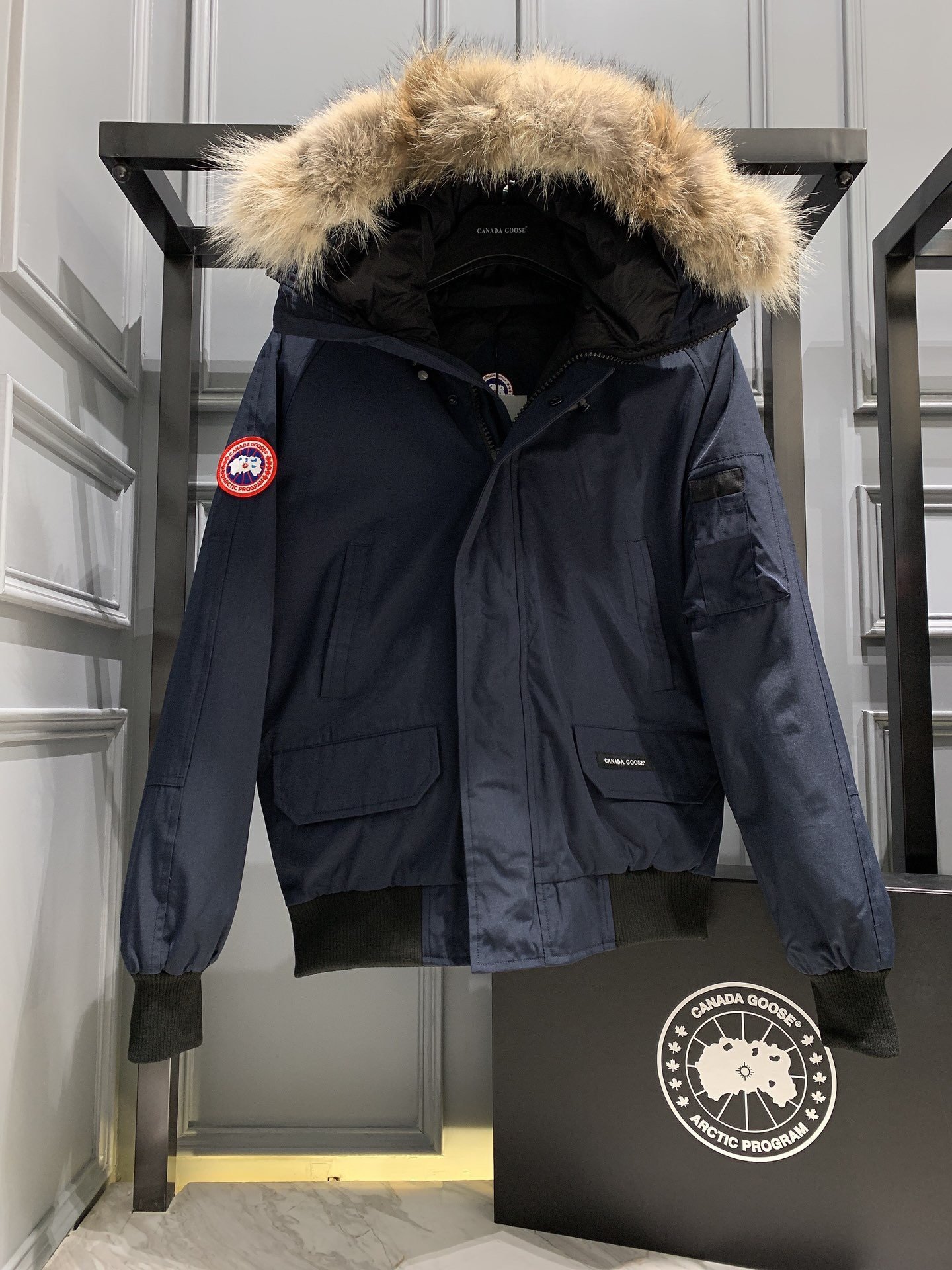 ，  Canada Goose 加拿大鹅 01男女情侣款，Size：XS/S/M/L/XL/XXL 专柜包装（65），(含Z柜最新盒子，快递盒，加厚防尘袋，纸卡，塑封袋，衣架等全套) 01款男女情侣款 短款夹克羽绒服 这款相对偏小修身，男生女生都可以穿，收腰收袖子，显瘦显高，特别适合亚洲人！ 杜邦公司DWR技术顶级防风防水防污防静电面料，防风耐磨，有一定厚度！作为科学考察队的专用品牌，大鹅在户外的抗风寒能力不是一般的棉料可以达到的，这也奠定了大鹅顶级面料的厚重感，摸到就能感到安心。 填充：625蓬松度羽绒 90鸭绒，可以拿去检测，采用进口冲绒机，精确充绒！ 采用顶级天然北美郊狼毛领，那种细腻又坚挺的手感，是来自大自然风霜侵蚀才呈现出来的生命感！纯正狼毛领搭配卫衣短袖就可以，超强保暖！而且我们家的毛领是白狼，带一点灰白非常霸气！市面便宜货很多用的是貉子毛。 加拿大鹅御用YKK品牌！10号双面双向顺滑舒畅！为了防止冷风灌入，采用双重封禁设计，在传统的拉链门襟的前提上，更采用了按扣二次闭锁，带来更好的保暖的效果。经典的连帽设计！狼毛防风毛领可以拆卸！过冬一件大鹅就够了，风度温度都给你！ 注意这款跟其他系列相比相对偏小，想要宽松效果选择码数需比平常偏大一个码。 颜色：黑色/藏蓝色/天蓝色/灰迷彩/绿迷彩/黑标黑迷彩 尺码：XS/S/M/L/XL/XXL