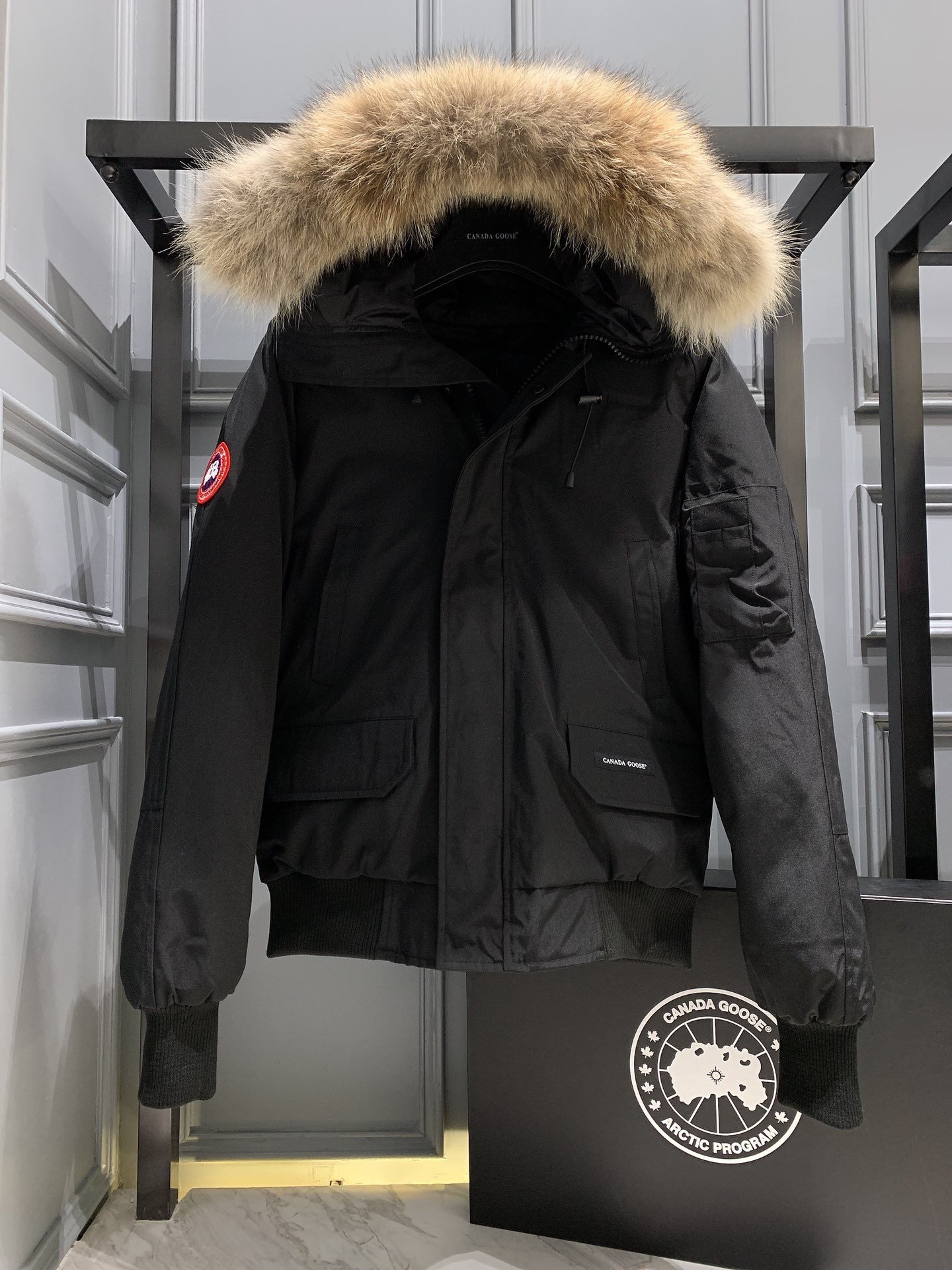 ，  Canada Goose 加拿大鹅 01男女情侣款，Size：XS/S/M/L/XL/XXL 专柜包装（65），(含Z柜最新盒子，快递盒，加厚防尘袋，纸卡，塑封袋，衣架等全套) 01款男女情侣款 短款夹克羽绒服 这款相对偏小修身，男生女生都可以穿，收腰收袖子，显瘦显高，特别适合亚洲人！ 杜邦公司DWR技术顶级防风防水防污防静电面料，防风耐磨，有一定厚度！作为科学考察队的专用品牌，大鹅在户外的抗风寒能力不是一般的棉料可以达到的，这也奠定了大鹅顶级面料的厚重感，摸到就能感到安心。 填充：625蓬松度羽绒 90鸭绒，可以拿去检测，采用进口冲绒机，精确充绒！ 采用顶级天然北美郊狼毛领，那种细腻又坚挺的手感，是来自大自然风霜侵蚀才呈现出来的生命感！纯正狼毛领搭配卫衣短袖就可以，超强保暖！而且我们家的毛领是白狼，带一点灰白非常霸气！市面便宜货很多用的是貉子毛。 加拿大鹅御用YKK品牌！10号双面双向顺滑舒畅！为了防止冷风灌入，采用双重封禁设计，在传统的拉链门襟的前提上，更采用了按扣二次闭锁，带来更好的保暖的效果。经典的连帽设计！狼毛防风毛领可以拆卸！过冬一件大鹅就够了，风度温度都给你！ 注意这款跟其他系列相比相对偏小，想要宽松效果选择码数需比平常偏大一个码。 颜色：黑色/藏蓝色/天蓝色/灰迷彩/绿迷彩/黑标黑迷彩 尺码：XS/S/M/L/XL/XXL