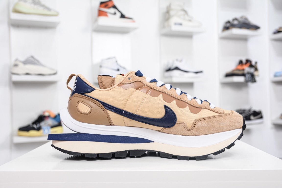 330  Sacai x Nike Vaporwaffle “Sesame and Blue Void” 芝麻 DD1875-200