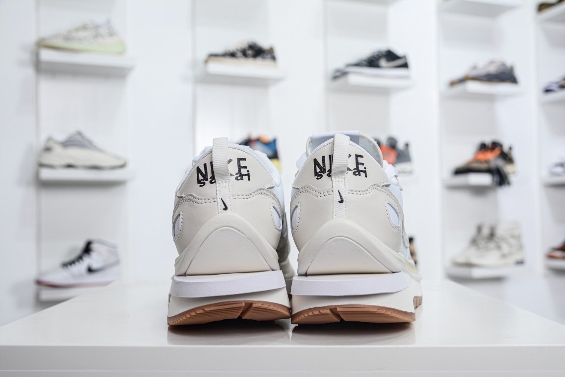 330  Sacai x Nike Vaporwaffle “Sail” 白帆 DD1875-100