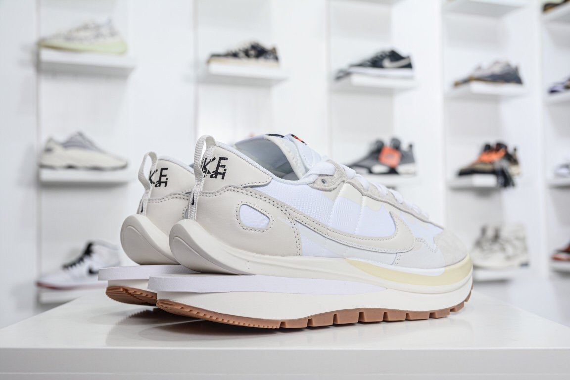 330  Sacai x Nike Vaporwaffle “Sail” 白帆 DD1875-100