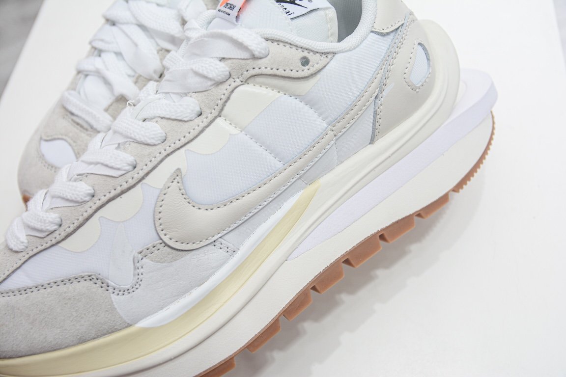 330  Sacai x Nike Vaporwaffle “Sail” 白帆 DD1875-100