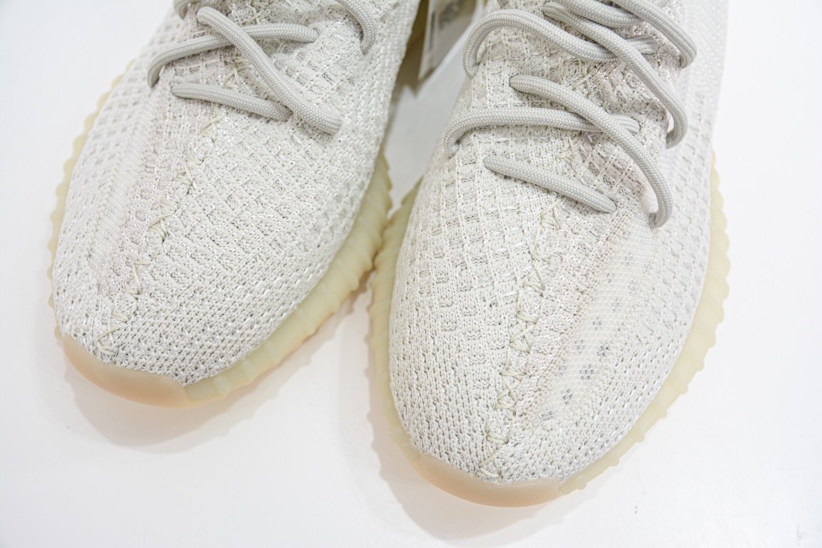 260 Adidas Yeezy Boost 350V2 北极光渐变 GY3438