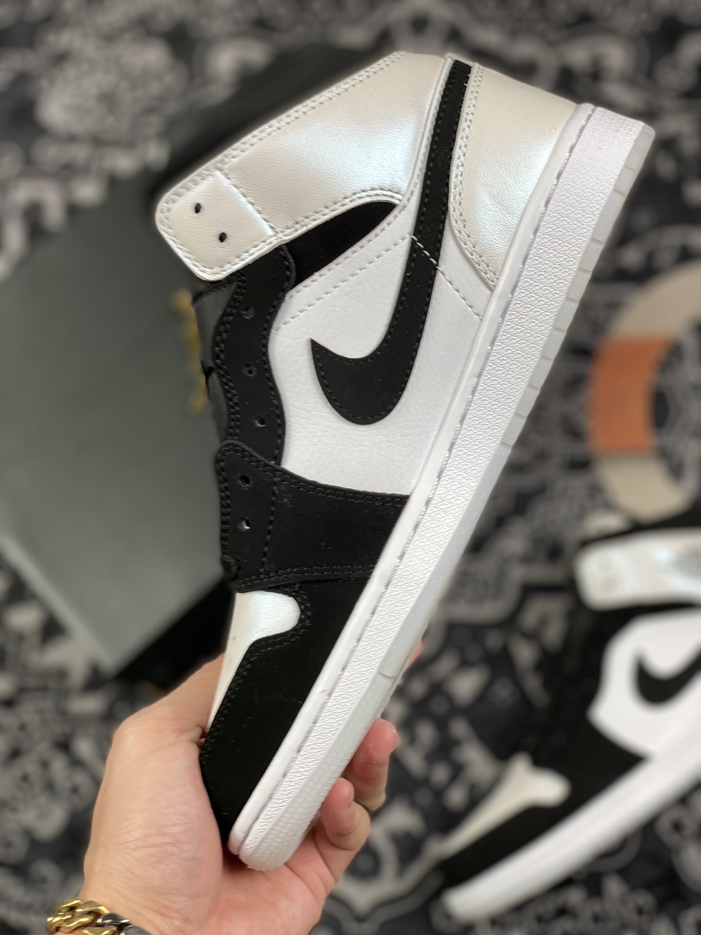 260 过验版 Air Jordan 1 Mid 珠光黑白熊猫 DH6933-100