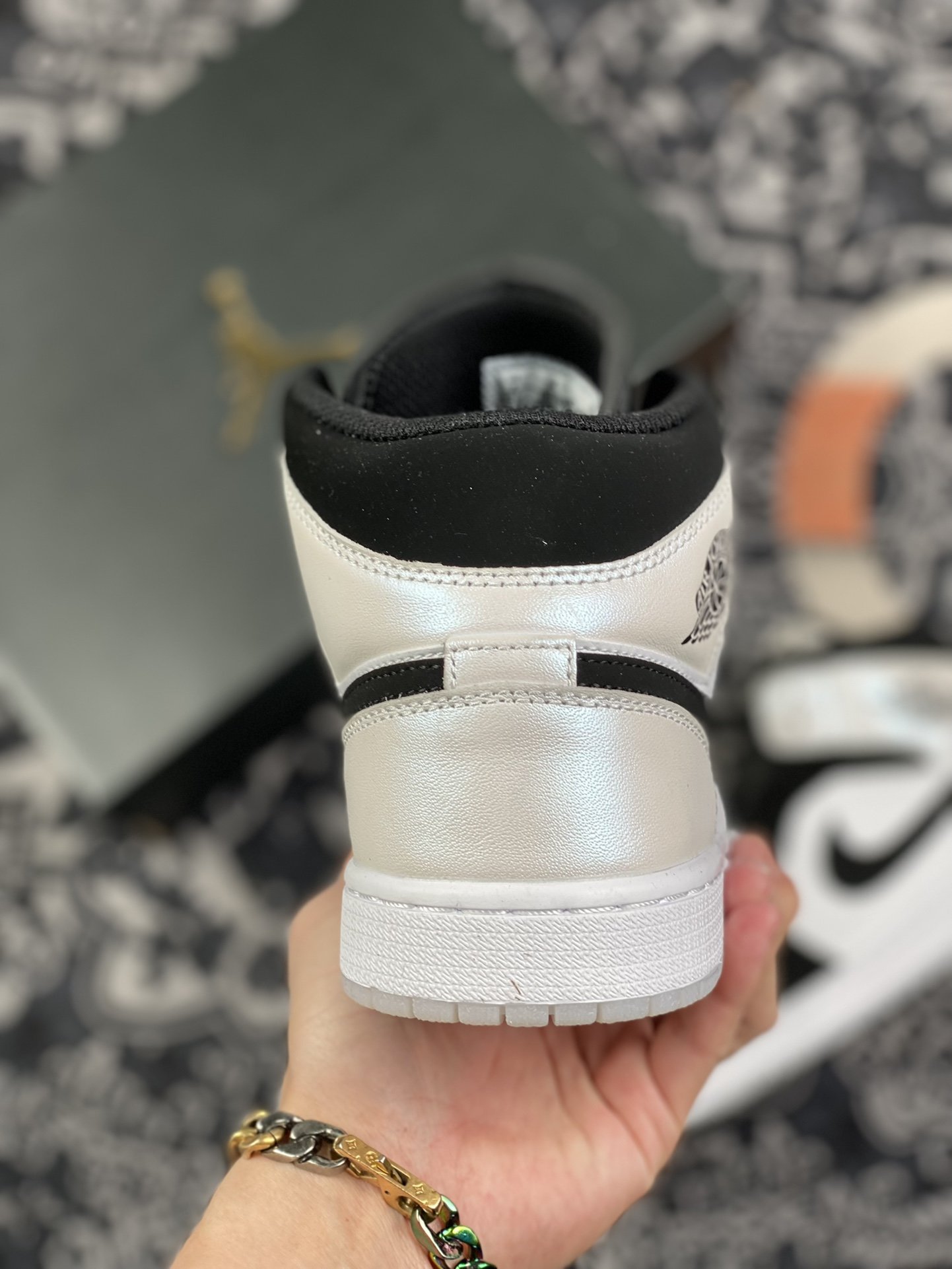 260 过验版 Air Jordan 1 Mid 珠光黑白熊猫 DH6933-100