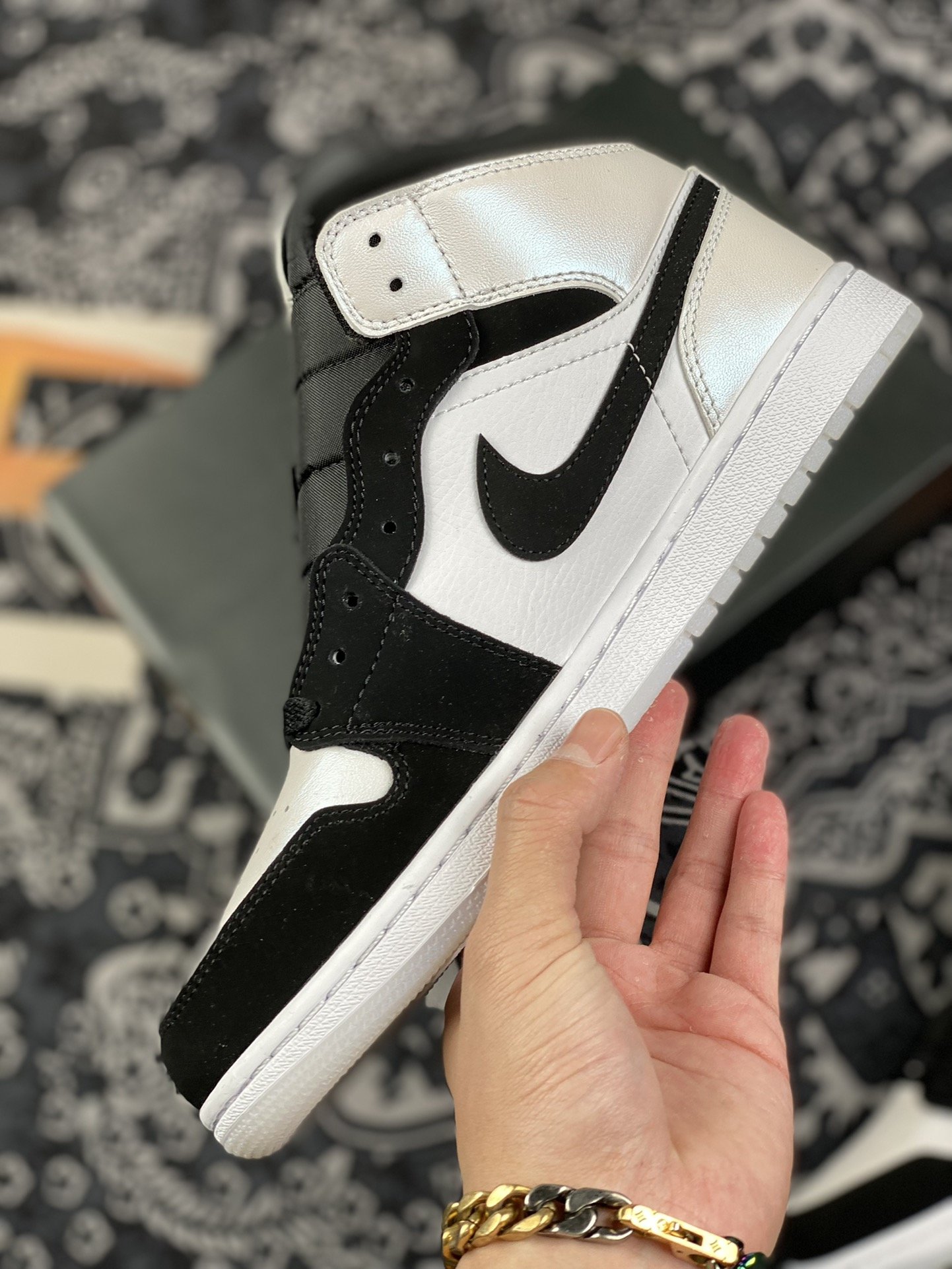 260 过验版 Air Jordan 1 Mid 珠光黑白熊猫 DH6933-100