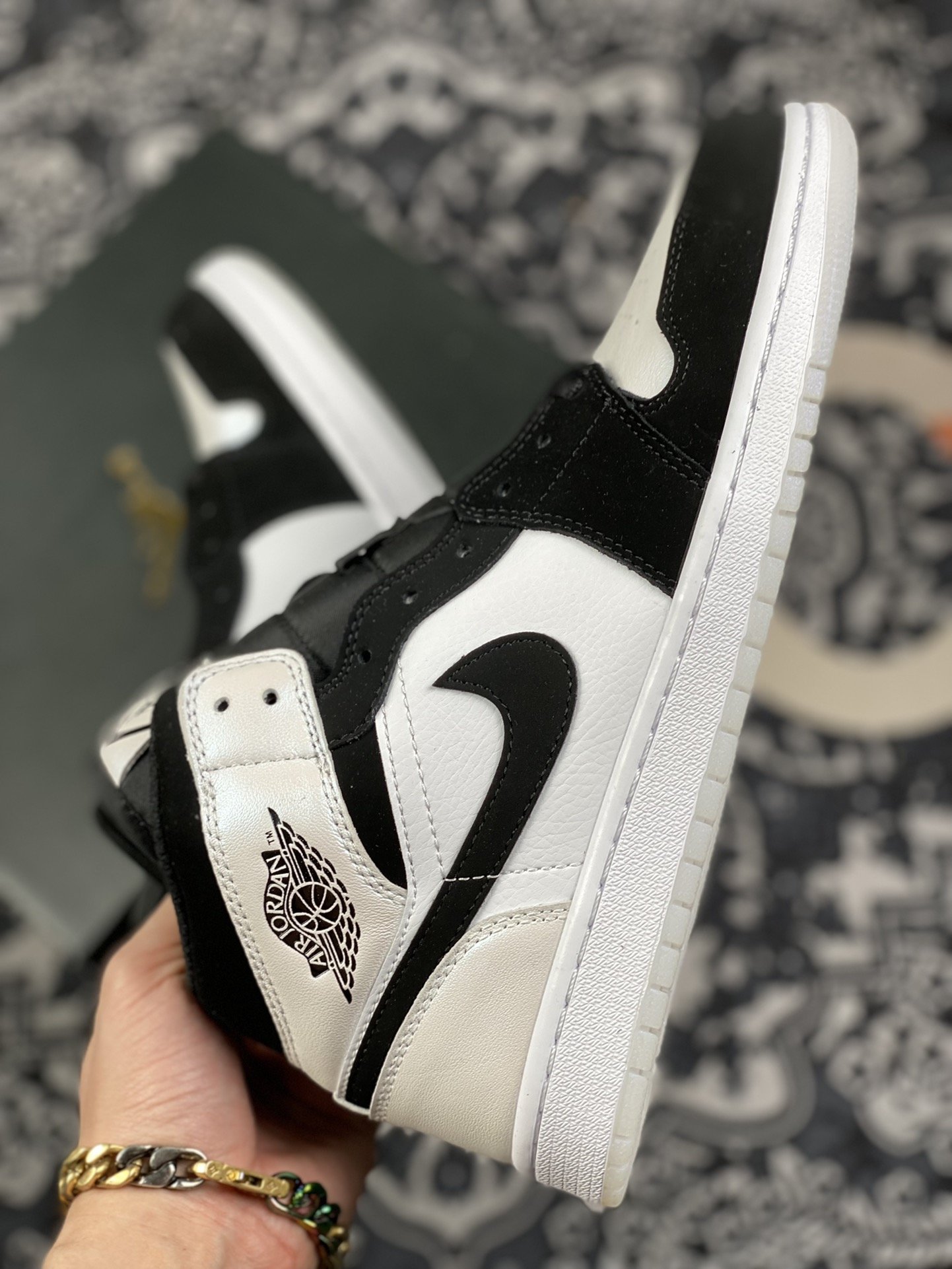 260 过验版 Air Jordan 1 Mid 珠光黑白熊猫 DH6933-100