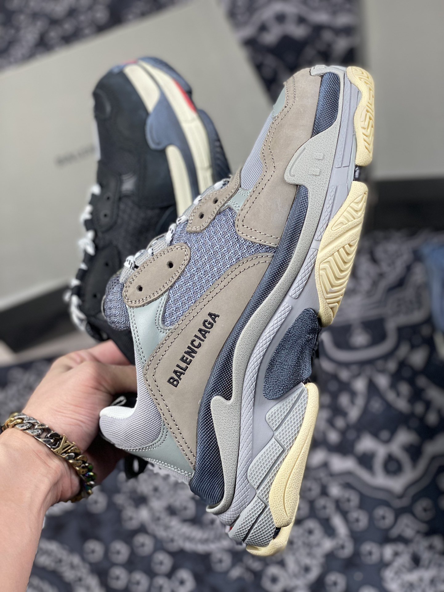 480 巴黎 Balenciag 复古老爹鞋 双拼色 灰黑红 脏鞋做旧