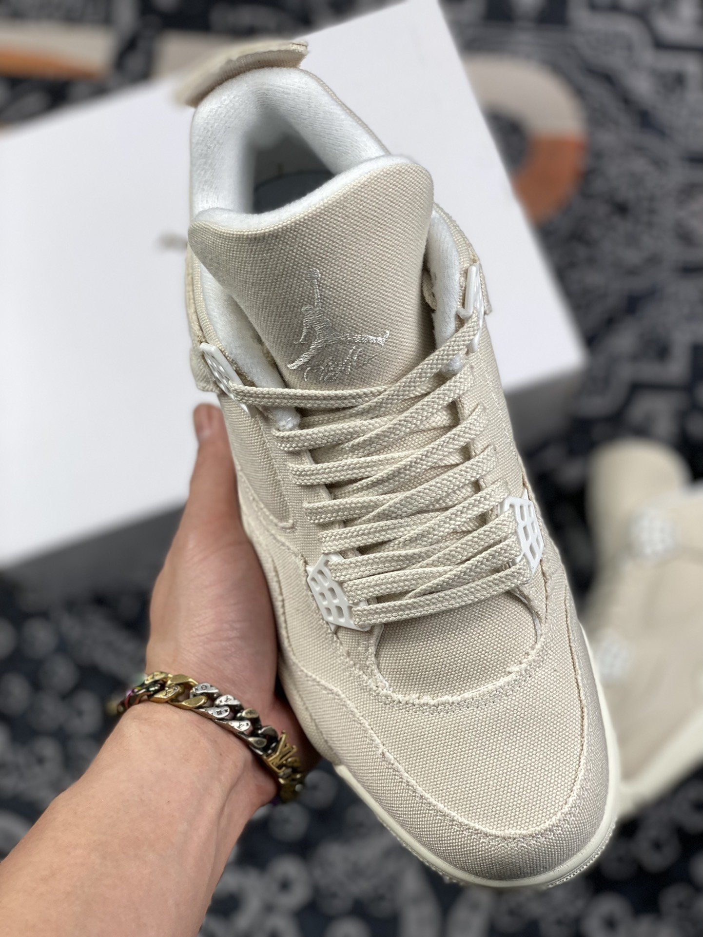 350 Air Jordan 4 WMNS “Canvas” 帆布 「小 Levis」 整体采用 Sail 帆白配色构建鞋身DQ4909-100