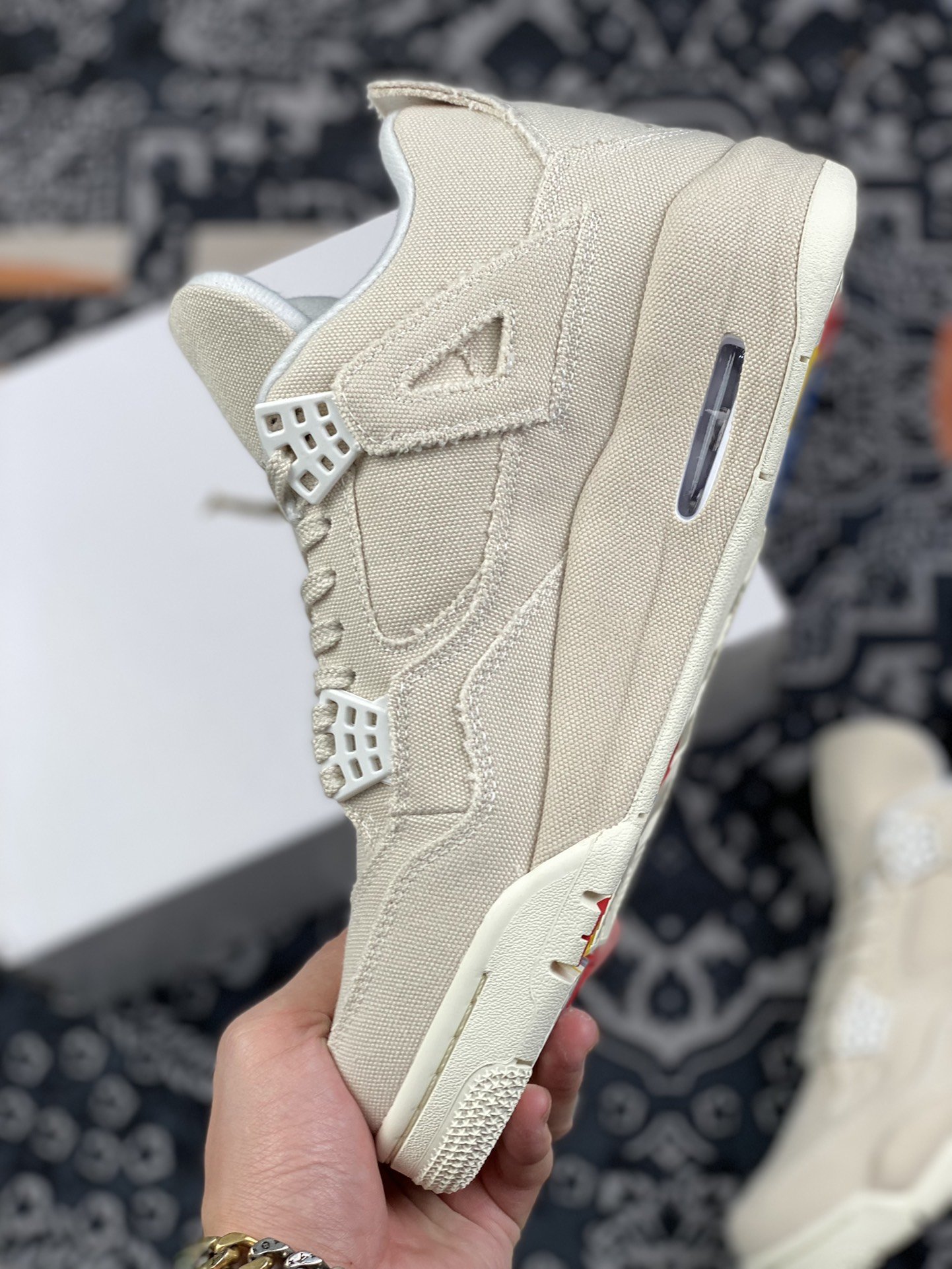 350 Air Jordan 4 WMNS “Canvas” 帆布 「小 Levis」 整体采用 Sail 帆白配色构建鞋身DQ4909-100