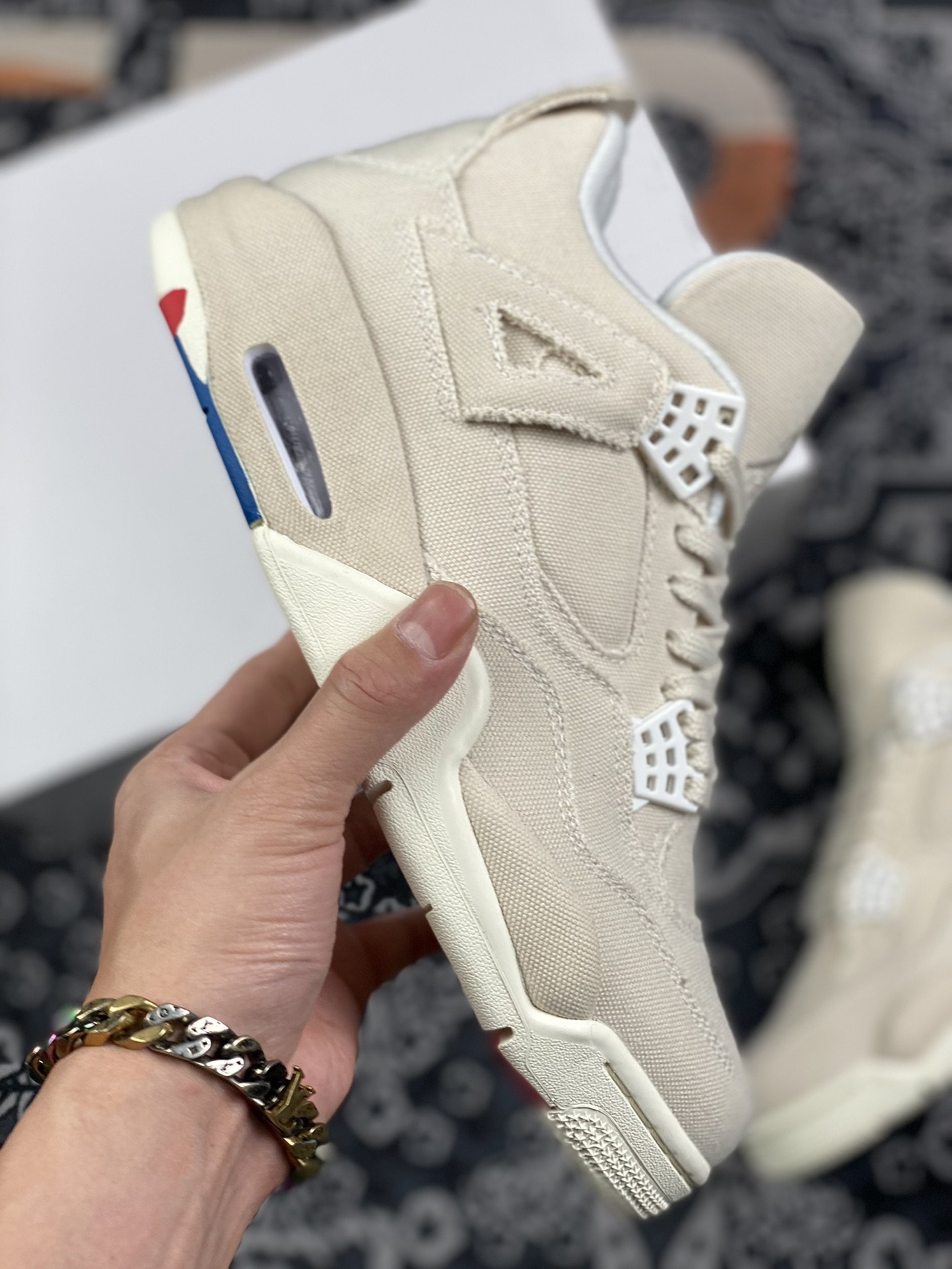 350 Air Jordan 4 WMNS “Canvas” 帆布 「小 Levis」 整体采用 Sail 帆白配色构建鞋身DQ4909-100