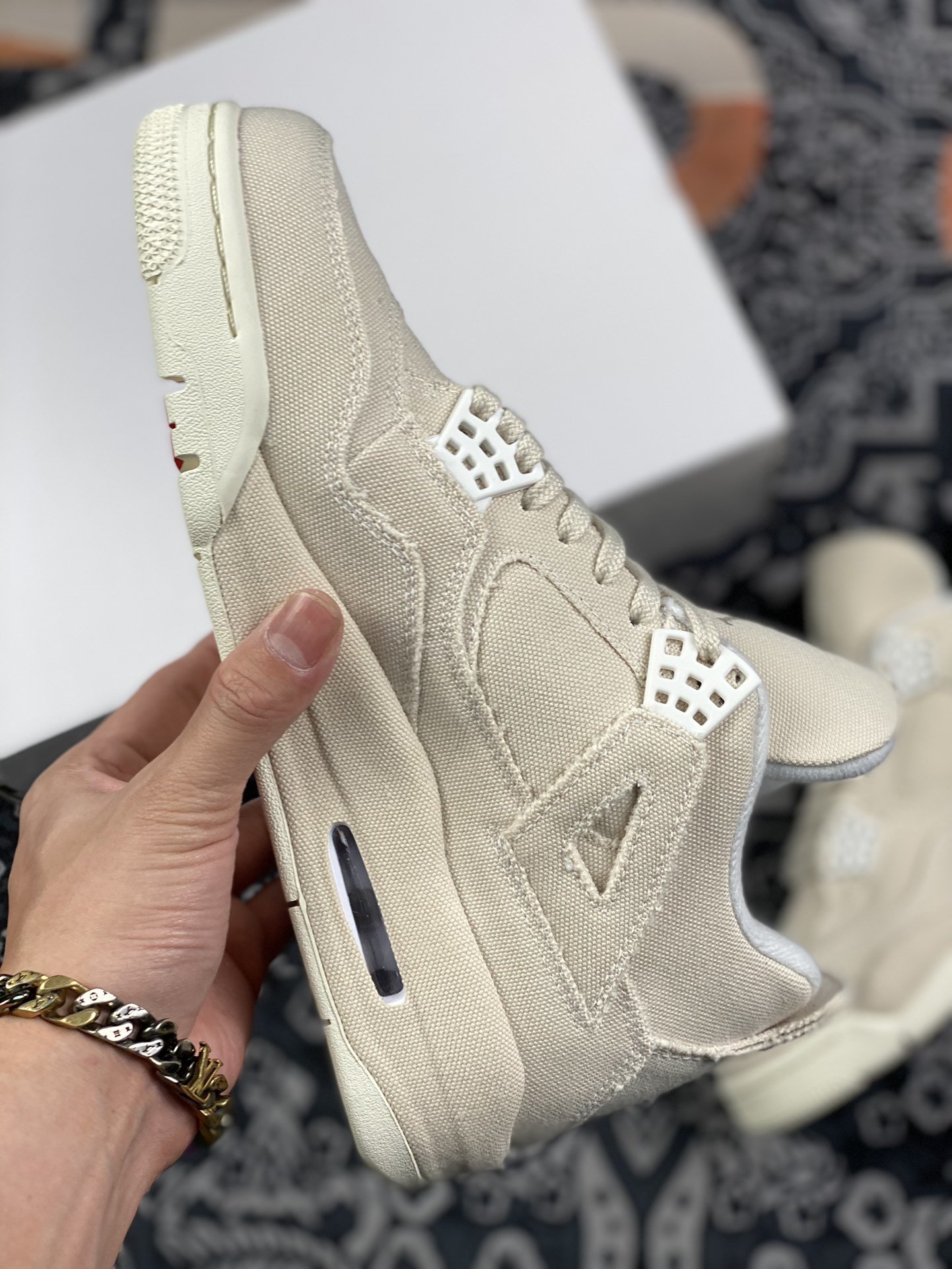 350 Air Jordan 4 WMNS “Canvas” 帆布 「小 Levis」 整体采用 Sail 帆白配色构建鞋身DQ4909-100