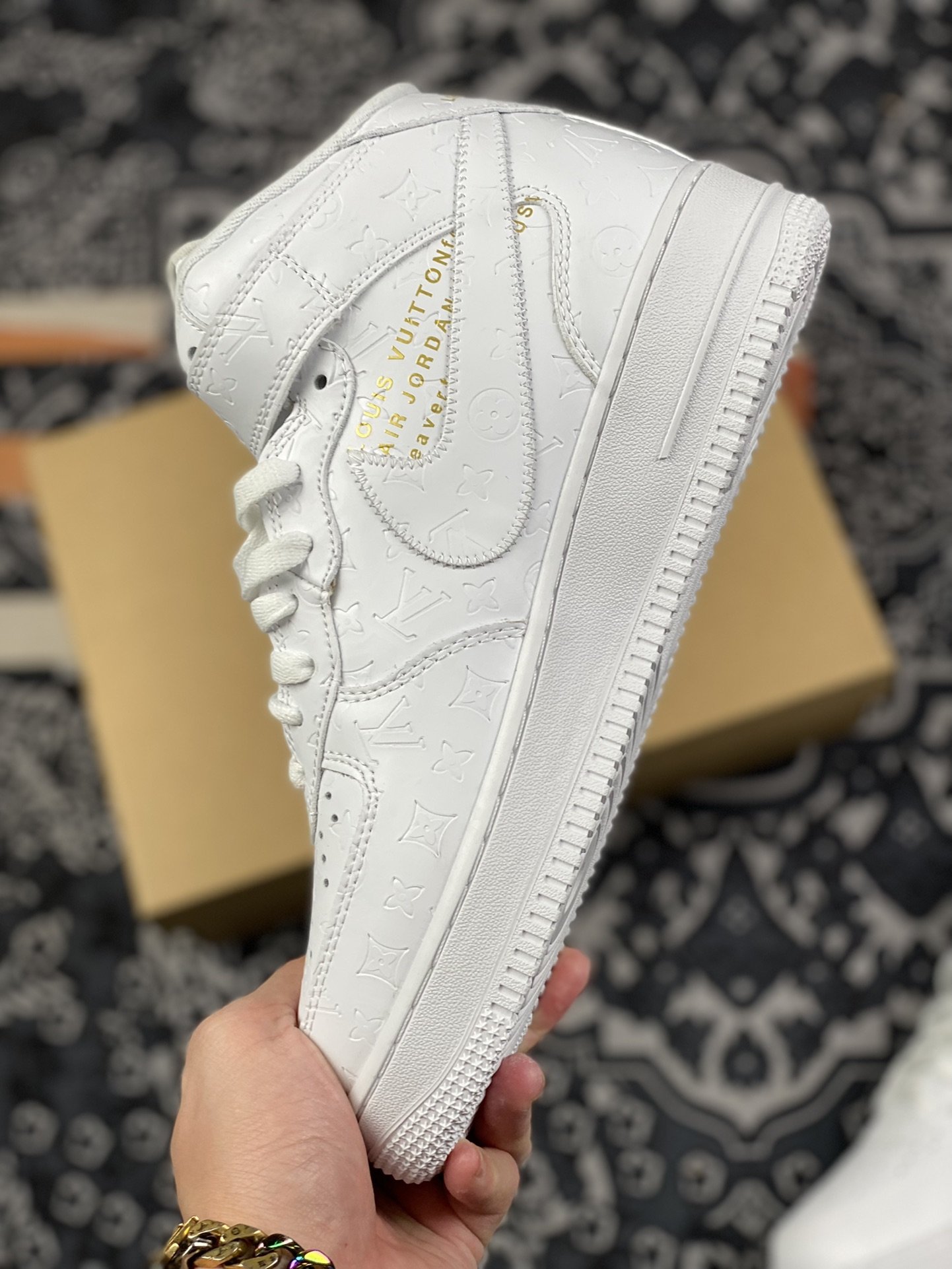 240 lV x Nike Air Force 1 Mid 纯白印花CQ2319-100