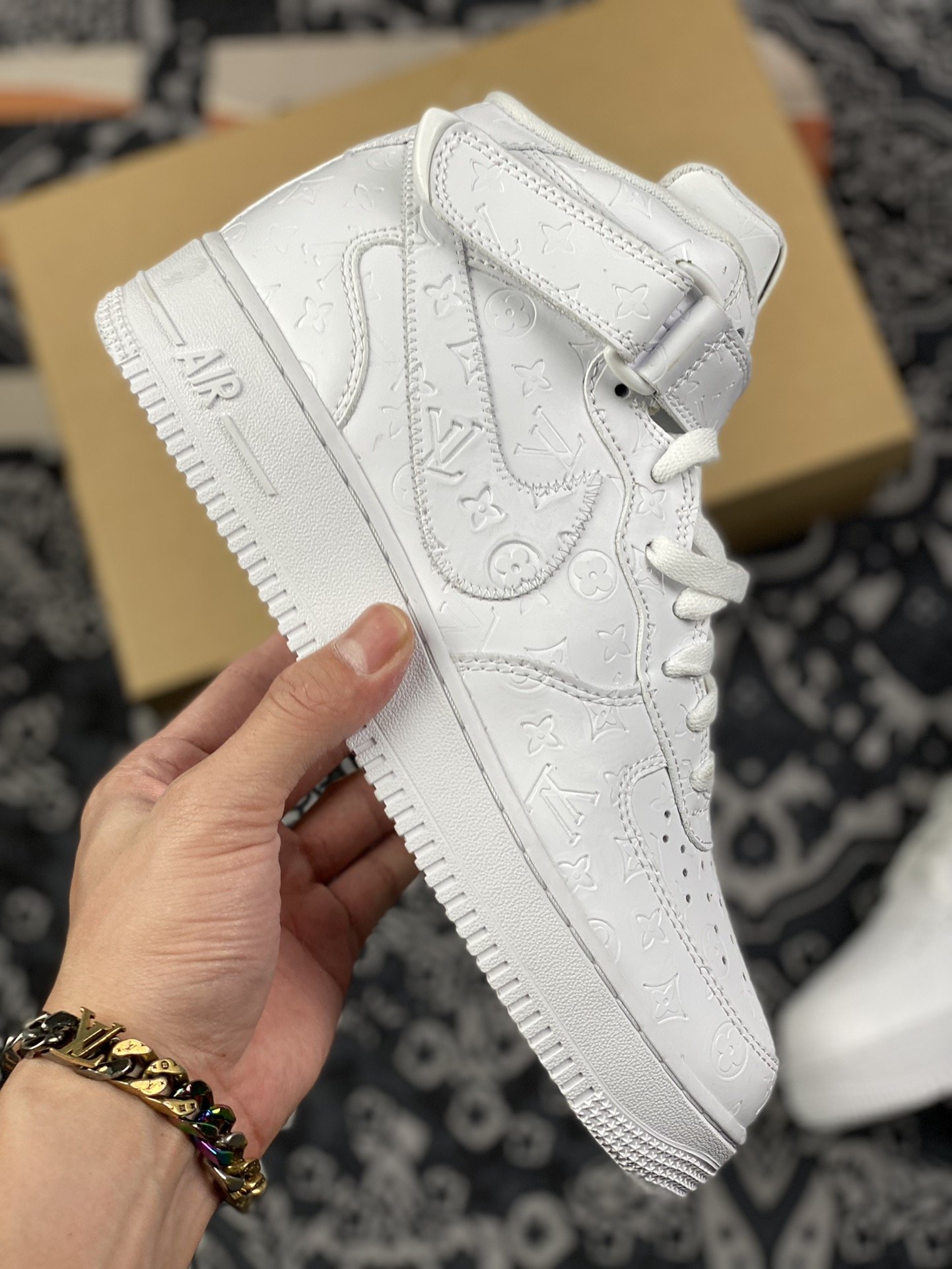 240 lV x Nike Air Force 1 Mid 纯白印花CQ2319-100