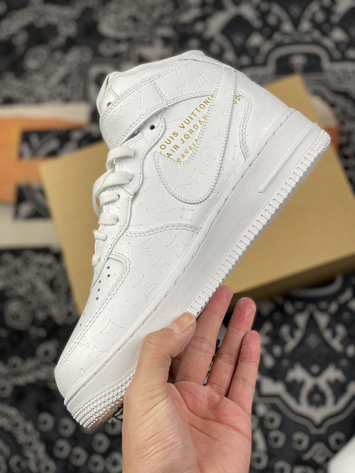 240 lV x Nike Air Force 1 Mid 纯白印花CQ2319-100